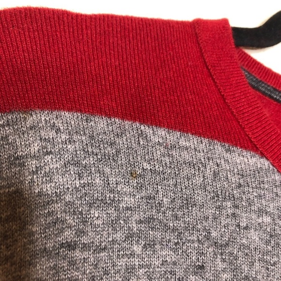 BANANA REPUBLIC LUXURY CASHMERE BLEND Gray/ Red Stripe Sweater Size: Medium - Picture 3 of 10
